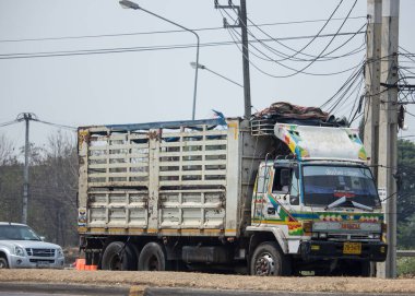 Chiangmai, Tayland - 25 Mart 2020 Özel Isuzu Kargo Truck. Fotoğraf 1001 nolu yolda, Chiangmai, Tayland 'a 8 km uzaklıkta..