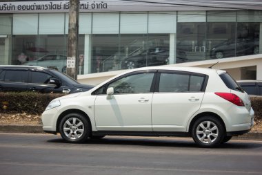 Chiangmai, Tayland - 25 Mart 2020 Özel araba, Nissan Tiida. Fotoğraf 121 no 'lu yolda, Chiangmai, Tayland şehir merkezinden yaklaşık 8 km uzaklıkta..
