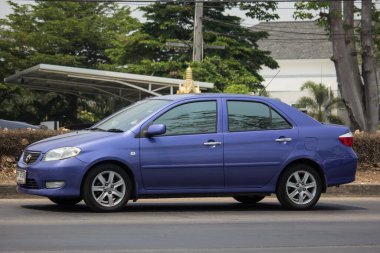 Chiangmai, Tayland - 25 Mart 2020: özel Sedan arabası Toyota Vios. 1001 no 'lu yolda. Chiangmai İş Alanından 18 km uzakta..