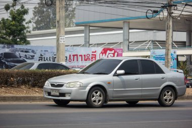 Chiangmai, Tayland - 25 Mart 2020 Özel Araç Mazda 323. Fotoğraf 1001 no 'lu yolda, Chiangmai, Tayland şehir merkezinden yaklaşık 8 km uzaklıkta..