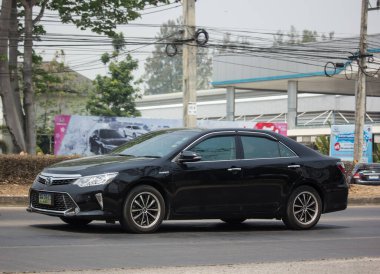 Chiangmai, Tayland - 25 Mart 2020 Özel araba Toyota Camry. 1001 no 'lu yolda. Chiangmai İş Alanından 18 km uzakta..