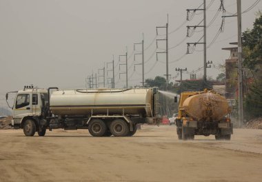 Chiangmai, Tayland - 5 Nisan 2020: Su tankı Spary Water yeni yolda. Fotoğraf 121 numaralı yolda Chiangmai şehrinden yaklaşık 8 km uzaklıkta..