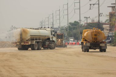 Chiangmai, Tayland - 5 Nisan 2020: Su tankı Spary Water yeni yolda. Fotoğraf 121 numaralı yolda Chiangmai şehrinden yaklaşık 8 km uzaklıkta..
