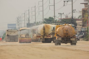 Chiangmai, Tayland - 5 Nisan 2020: Su tankı Spary Water yeni yolda. Fotoğraf 121 numaralı yolda Chiangmai şehrinden yaklaşık 8 km uzaklıkta..