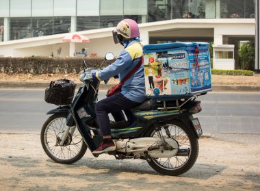 Chiangmai, Tayland - 6 Nisan 2020: bir motosiklette Hollanda sütü satışı. Fotoğraf 121 no 'lu yolda, Chiangmai, Tayland şehir merkezinden yaklaşık 8 km uzaklıkta..