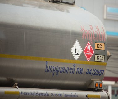 Chiangmai, Tayland - 6 Nisan 2020: Özel Petrol Tankı. 1001 nolu yolda, Chiangmai şehrinden 8 km uzakta..