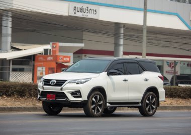 Chiangmai, Tayland - 6 Nisan 2020: er Toyota Fortuner SUv Car. 1001 no 'lu yolda. Chiangmai şehrinden 18 km uzakta..