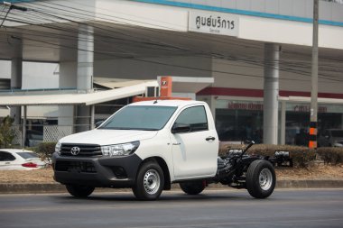 Chiangmai, Tayland - 6 Nisan 2020: Özel pikap Toyota Hilux Revo. 1001 numaralı yolda, Chiangmai şehrinden 8 km uzakta..
