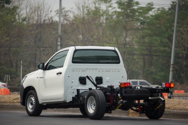 Chiangmai, Tayland - 6 Nisan 2020: Özel pikap Toyota Hilux Revo. 1001 numaralı yolda, Chiangmai şehrinden 8 km uzakta..