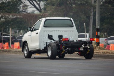 Chiangmai, Tayland - 6 Nisan 2020: Özel pikap Toyota Hilux Revo. 1001 numaralı yolda, Chiangmai şehrinden 8 km uzakta..