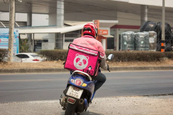 チェンマイ 2020年4月6日 配達サービスマンはフードパンダのオートバイに乗る 国道1001号線 チェンマイ市から8キロ — ストック写真