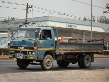 Chiangmai, Tayland - 6 Nisan 2020 Özel Isuzu Kargo Truck. Fotoğraf 1001 nolu yolda, Chiangmai, Tayland 'a 8 km uzaklıkta..