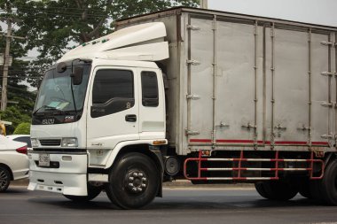 Chiangmai, Tayland - 6 Nisan 2020 Özel Isuzu Kargo Truck. Fotoğraf 1001 nolu yolda, Chiangmai, Tayland 'a 8 km uzaklıkta..