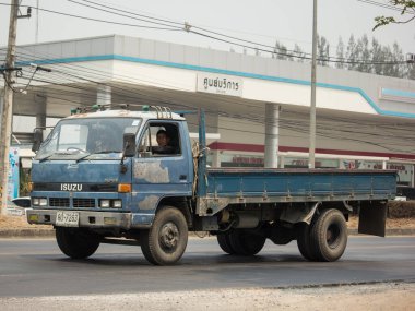 Chiangmai, Tayland - 6 Nisan 2020 Özel Isuzu Kargo Truck. Fotoğraf 1001 nolu yolda, Chiangmai, Tayland 'a 8 km uzaklıkta..