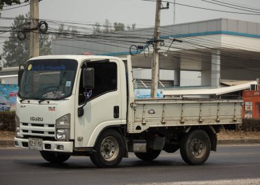 Chiangmai, Tayland - 6 Nisan 2020 Özel Isuzu Kargo Truck. Fotoğraf 1001 nolu yolda, Chiangmai, Tayland 'a 8 km uzaklıkta..