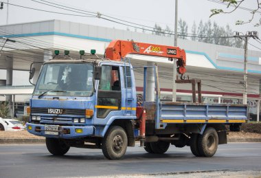 Chiangmai, Tayland - 6 Nisan 2020: Er Isuzu Crane Truck. 1001 no 'lu yolda. Chiangmai İş Alanından 18 km uzakta..