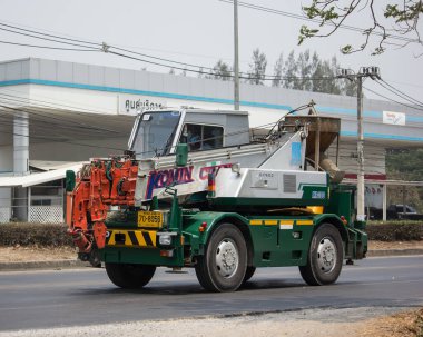 Chiangmai, Tayland - 9 Nisan 2020 CJ Crane Şirketi 'nden KATO Crane Truck. Fotoğraf 121 no 'lu yolda, Chiangmai, Tayland şehir merkezinden yaklaşık 8 km uzaklıkta..