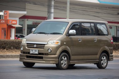 Chiangmai, Tayland - 9 Nisan 2020: özel araba, Suzuki APV 'den Mini Van. 1001 numaralı yolda, Chiangmai şehrinden 8 km uzakta..