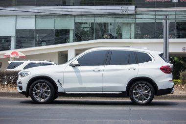 Chiangmai, Tayland - 9 Nisan 2020: özel araba. Bmw X3. Fotoğraf 1001 nolu yolda, Chiangmai, Tayland 'a 8 km uzaklıkta..