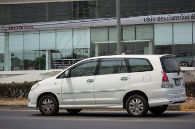 Chiangmai, Tayland - 9 Nisan 2020: Özel MPV Car, Toyota Innova. 1001 no 'lu yolda, Chiangmai İş Alanından 8 km uzakta..