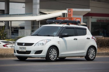 Chiangmai, Tayland - 9 Nisan 2020: Özel Eco şehri arabası Suzuki Swift. Fotoğraf 121 numaralı yolda, Chiangmai, Tayland 'a 8 km uzaklıkta..