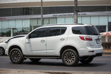 Chiangmai, Tayland - 9 Nisan 2020: özel SUV arabası, Chevrolet Trailblazer. 1001 numaralı yolda, Chiangmai şehrinden 8 km uzakta..