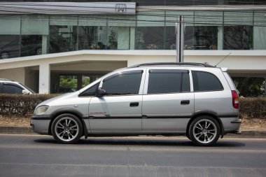 Chiangmai, Tayland - 9 Nisan 2020: özel SUV arabası, Chevrolet Zafira. Fotoğraf 121 numaralı yolda, Chiangmai, Tayland 'a 8 km uzaklıkta..