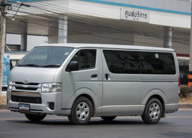 Chiangmai, Tayland - 9 Nisan 2020: Er Toyota Hiace Yolcu Minibüsü. 1001 numaralı yolda, Chiangmai şehrinden 8 km uzakta..
