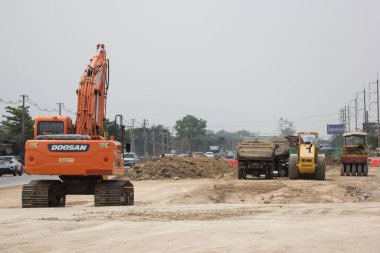 Chiangmai, Tayland - 9 Nisan 2020: Er Doosan kepçesi inşaat alanında. 1001 no 'lu yolda. Chiangmai şehrinden 18 km uzakta..