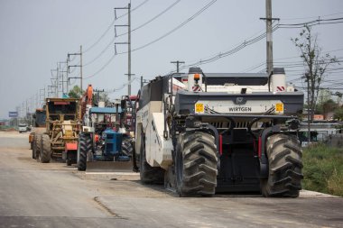 Chiangmai, Tayland - 14 Nisan 2020: İnşaat yolunda özel WIRTGEN Toprak Dengeleyici Makinesi. 1001 numaralı yolda, Chiangmai şehrinden 8 km uzakta..