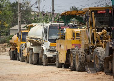 Chiangmai, Tayland - 14 Nisan 2020: İnşaat alanında Sakai yol silindiri. Chiangmai şehrinin çevre yolunun dışındaki 121 numaralı yolun fotoğrafı..
