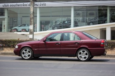 Chiangmai, Tayland - 14 Nisan 2020: lüks Mercedes Benz C220. Fotoğraf Chiangmai şehrinin kuzeyindeki 1001 numaralı radyal yolda..