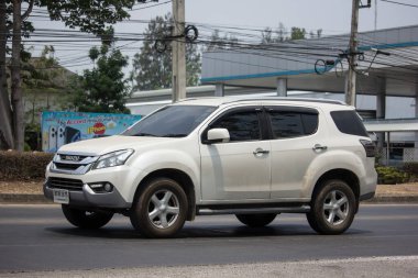 Chiangmai, Tayland - 14 Nisan 2020: Özel SUV aracı Isuzu Mu x Mu-x. 1001 no 'lu yolda. Chiangmai İş Alanından 18 km uzakta..