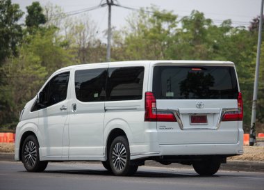 Chiangmai, Tayland - 14 Nisan 2020: er Toyota Yeni Majesteleri Van arabası. Fotoğraf 121 numaralı yolda, Chiangmai, Tayland 'a 8 km uzaklıkta..