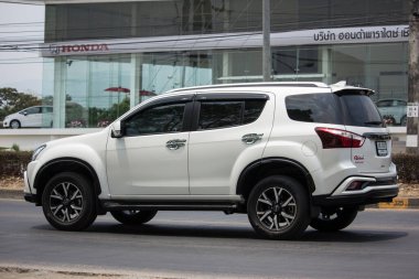 Chiangmai, Tayland - 14 Nisan 2020: Özel SUV aracı Isuzu Mu x Mu-x. 1001 no 'lu yolda. Chiangmai İş Alanından 18 km uzakta..