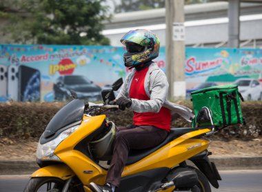 Chiangmai, Tayland - 14 Nisan 2020: teslimatçı Motercycle of Grab Food 'a biniyor. 1001 numaralı yolda, Chiangmai şehrinden 8 km uzakta..