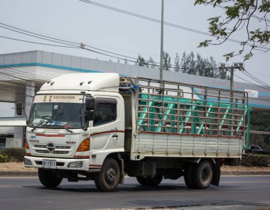 Chiangmai, Tayland - 14 Nisan 2020, Er Hino Kargo Kamyonu. Fotoğraf 1001 nolu yolda, Chiangmai, Tayland 'a 8 km uzaklıkta..
