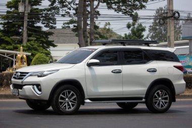Chiangmai, Tayland - 14 Nisan 2020: er Toyota Fortuner SUv Car. 1001 no 'lu yolda. Chiangmai şehrinden 18 km uzakta..