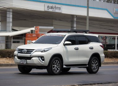 Chiangmai, Tayland - 14 Nisan 2020: er Toyota Fortuner SUv Car. 1001 no 'lu yolda. Chiangmai şehrinden 18 km uzakta..