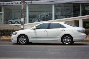 Chiangmai, Tayland - 14 Nisan 2020: özel araba Toyota Camry. 1001 no 'lu yolda. Chiangmai İş Alanından 18 km uzakta..