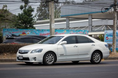 Chiangmai, Tayland - 14 Nisan 2020: özel araba Toyota Camry. 1001 no 'lu yolda. Chiangmai İş Alanından 18 km uzakta..