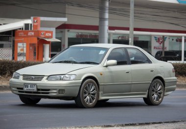 Chiangmai, Tayland - 14 Nisan 2020: özel araba Toyota Camry. 1001 no 'lu yolda. Chiangmai İş Alanından 18 km uzakta..