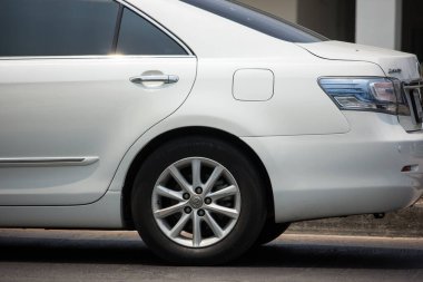 Chiangmai, Tayland - 14 Nisan 2020: özel araba Toyota Camry. 1001 no 'lu yolda. Chiangmai İş Alanından 18 km uzakta..