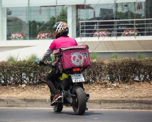 Чиангмай Таиланд Апреля 2020 Года Сотрудник Службы Доставки Едет Мотоцикле — стоковое фото