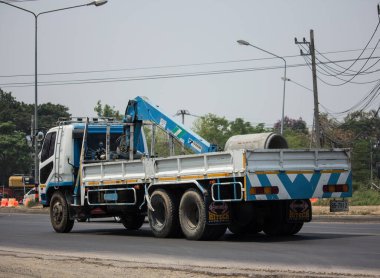 Chiangmai, Tayland - 21 Nisan 2020: Er Mitsubishi Fuso Crane Kargo Kamyonu. Fotoğraf 121 numaralı yolda, Chiangmai, Tayland 'a 8 km uzaklıkta..