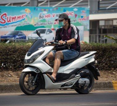 Chiangmai, Tayland - 21 Nisan 2020: Özel Honda Motorsikletli Adam, PCX 150. 1001 no 'lu yolda, Chiangmai İş Alanından 8 km uzakta..