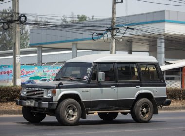 Chiangmai, Tayland - 21 Nisan 2020: Er Mitsubishi Pajero SUv Car. 1001 no 'lu yolda. Chiangmai şehrinden 18 km uzakta..