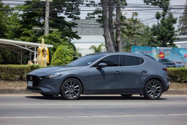 Chiangmai, Tayland - Mayıs 12020: Özel Şehir Arabası, Mazda 3. Fotoğraf 121 no 'lu yolda, Chiangmai, Tayland şehir merkezinden yaklaşık 8 km uzaklıkta..