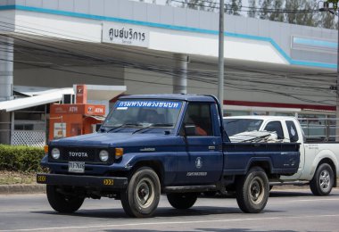 Chiangmai, Tayland - Mayıs 12020, özel araba, Toyota Land Cruiser. 1001 numaralı yolda, Chiangmai şehrinden 8 km uzakta..