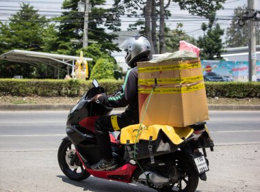 Chiangmai, Tayland - Mayıs 12020 Flash Express ve Lojistik Mini Konteynır Motosikleti. Fotoğraf 121 no 'lu yolda, Chiangmai, Tayland şehir merkezinden yaklaşık 8 km uzaklıkta..